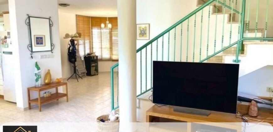 למכירה דו משפחתי 5 חדרים + עליית גג בנווה עמל הרצליה