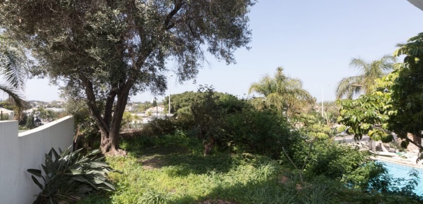 למכירה בהרצליה ב' קוטג' דו משפחתי 6 חדרים