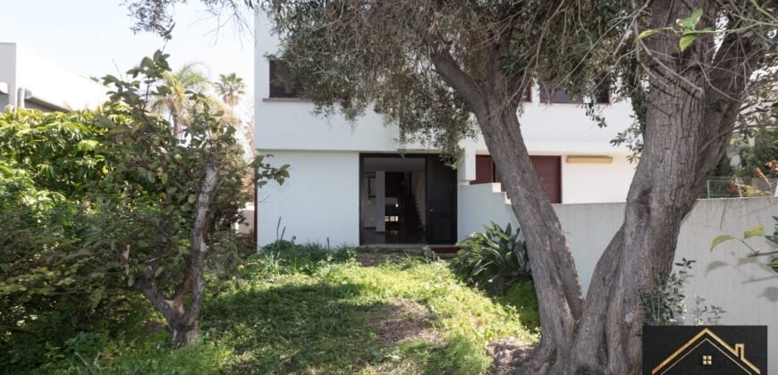 למכירה בהרצליה ב' קוטג' דו משפחתי 6 חדרים