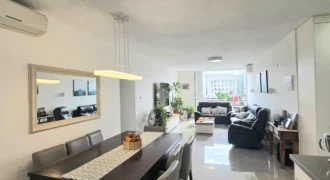 דירה 3 חדרים משופצת למכירה במרכז הרצליה עם פוטנציאל פינוי בינוי